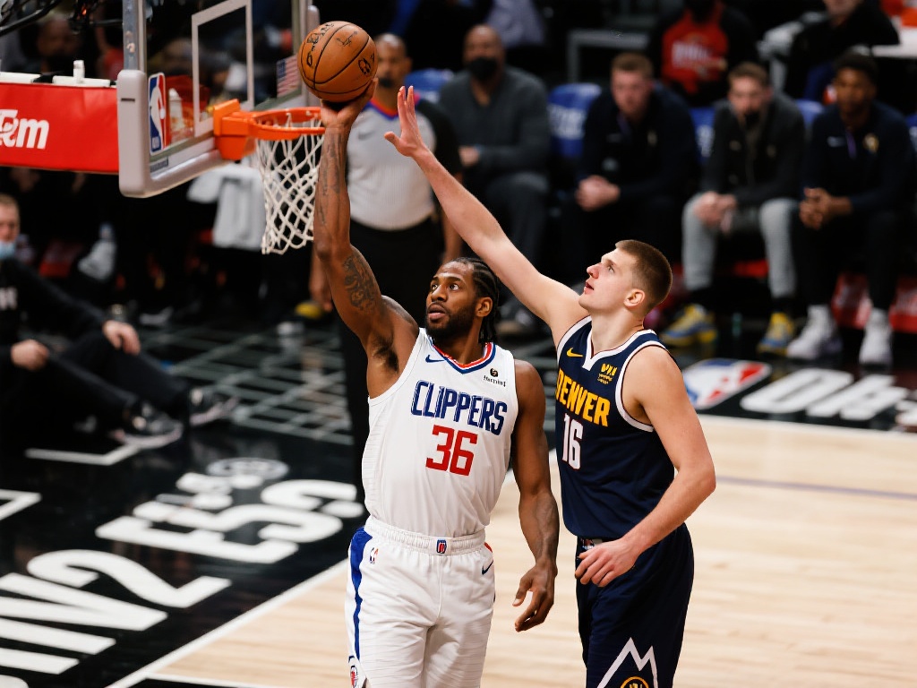 快船力克掘金,将系列赛逼入生死战抢七 在系列赛的前几场中,快船队一度陷入被动,